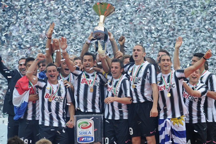 Lễ trao Cúp cho các cầu thủ Juventus diễn ra cực kỳ hoành tráng